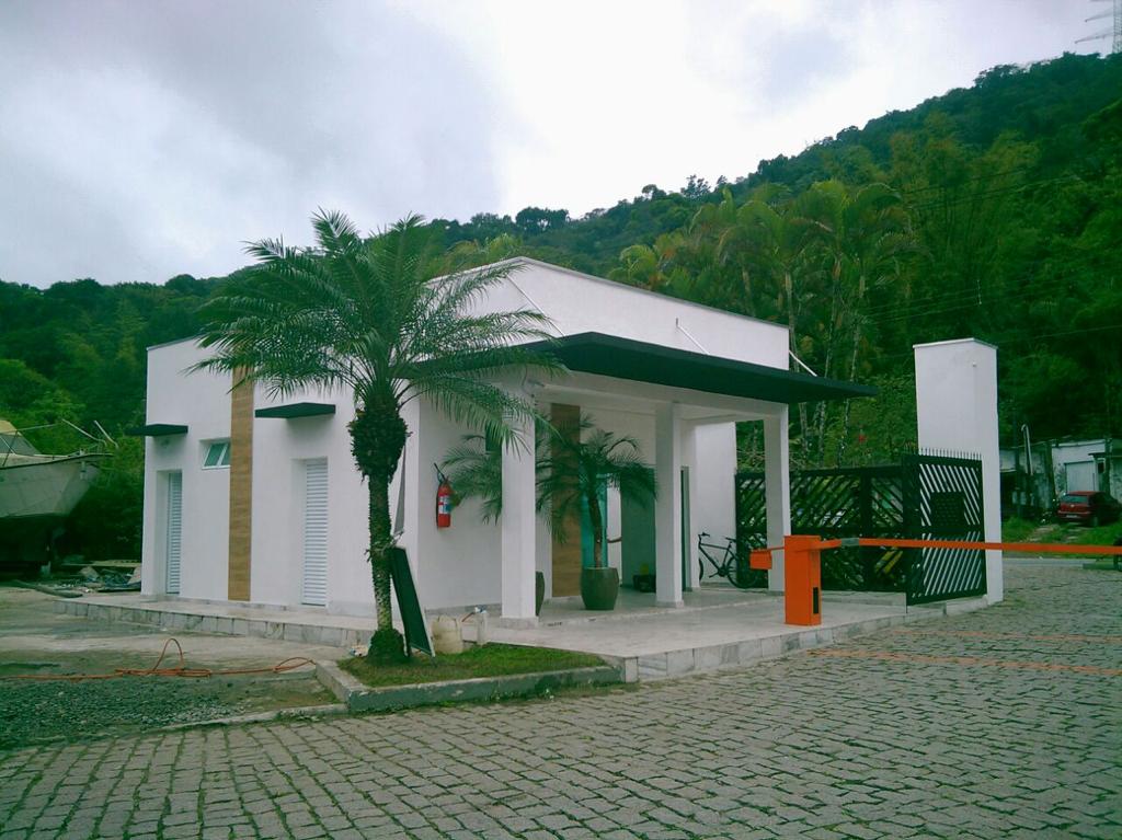 Portaria fechada na entrada da marina