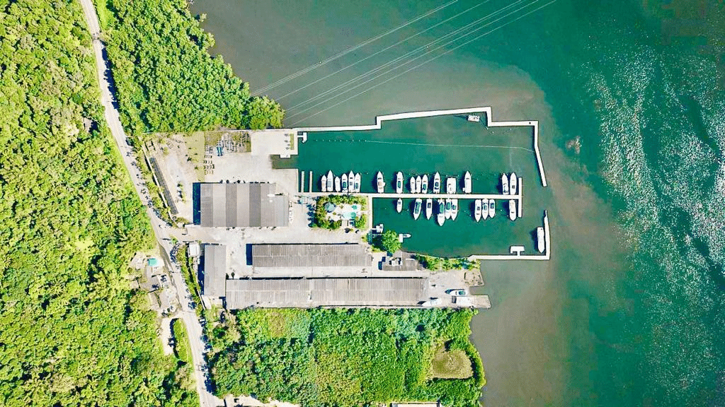 Vista aérea da Marina Tropical no canal de Bertioga